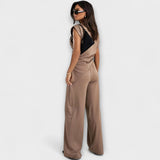 Set s Asimetričnim Dizajnom i Dramatičnim Ramena